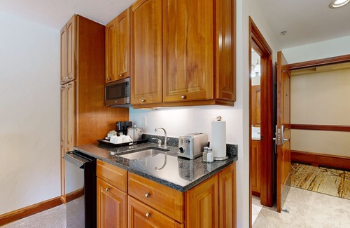 Vail Apartment | Ski-in/out, mountain view studio w/high-speed WiFi & shared pool, hot tubs, W/D