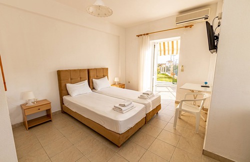 Nea Skioni Apartment | Skioni Studio: Double Room with Terrace