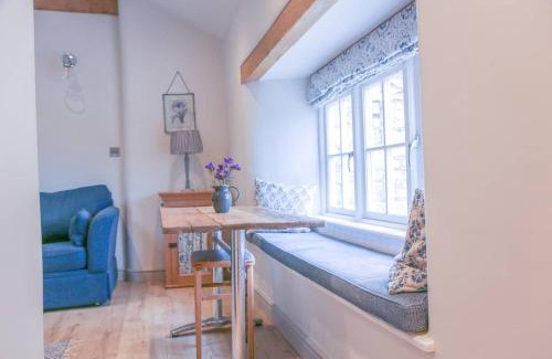 Box Apartment | SKITTLES - charming one bedroom apartment - parking - easy access to Bath