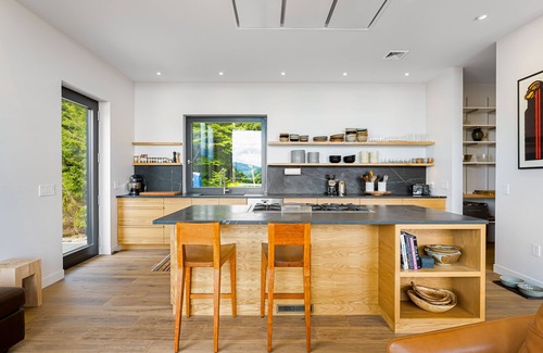 Warren House | Sky Zen | House in Warren with ridge line mountain views - dogs welcome