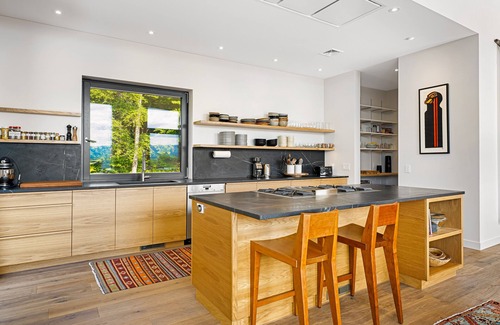 Warren House | Sky Zen | House in Warren with ridge line mountain views - dogs welcome