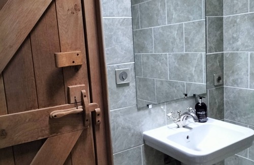 Saint-Gilles-du-Mene Bed & Breakfast | Skylight Room All Inclusive Solo Female