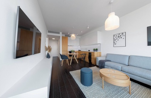 Old Town Apartment | SkyPark—25th Floor & Castle View Parking