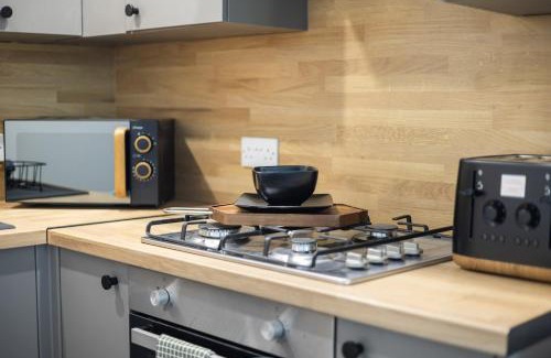 West End Apartment | Sleek Canalside Stay in Edinburgh