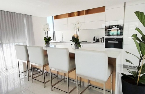 Fresnaye Apartment | Sleek Penthouse 5 min from Cape Town beaches.