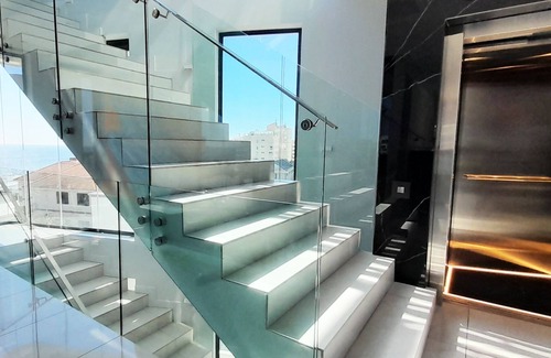 Fresnaye Apartment | Sleek Penthouse 5 min from Cape Town beaches.