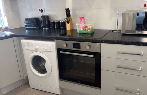 Wallington Apartment | Sleek, Sleeps 6 Sunset Views, Family friendly