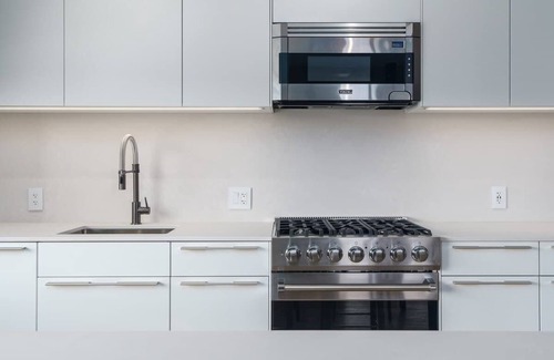 Berkeley Hotel | Sleek Tennyson St Flat w/Balcony & Views