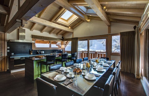 Morzine Ski Chalet | Sleeps 10 with Hot tub and spectacular mountain views
