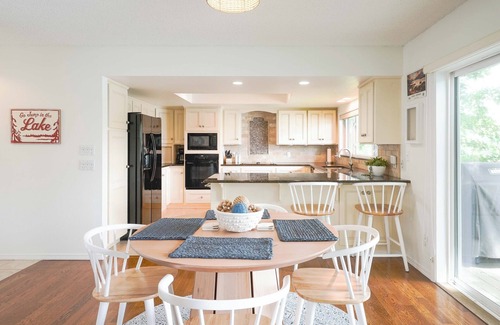 Bella Vista House | Sleeps 12, Spacious Luxe Lake House full of Stunning Views