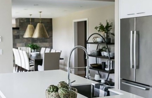 Corvallis House | Sleeps 12! Spectacular Modern Designer Home on Golf Course with Stunning Views