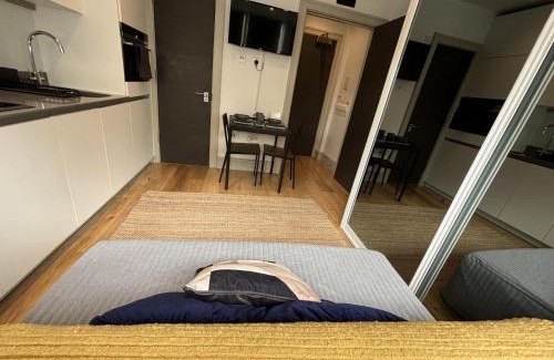Broad Green Apartment | Sleeps 2 Studio -Central Croydon London -WiFi & Tv