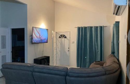 Discovery Bay House | Sleeps 4 with Free Parking 15-min to Beach