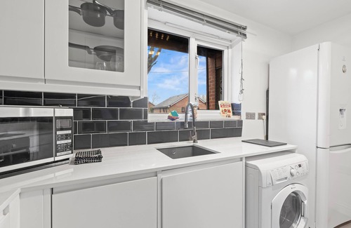 Lansbury Apartment | Sleeps 6| 2 Bed Flat 5mins Drive to Canary Wharf Station | SquidGame FreeParking