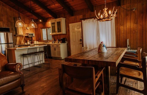 Glencoe Cabin | sleepy bear cabin with AC/private lake in peaceful Arnold