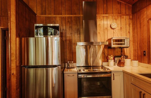 Glencoe Cabin | sleepy bear cabin with AC/private lake in peaceful Arnold