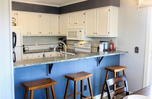 Banner Elk Condo | Slopes View! Large Deck/Heated Pool/Hot Tub/Fitness/Sauna/Steam! 2BD/2BA+SofaBed