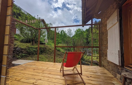 La Combe-de-Lancey Ski Chalet | Small house surrounded by nature and mountains.