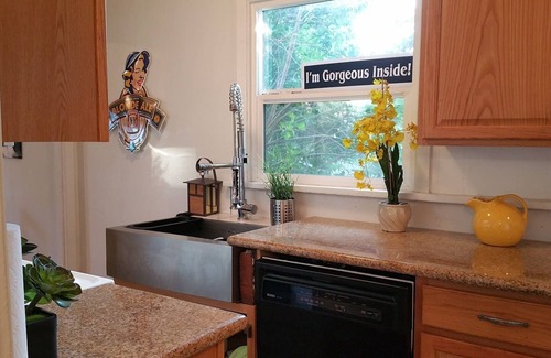 Downtown Klamath Falls House | ⭐Smarthouse By Lake Hospital Golf 4KTV BBQ Patio set WD WiFi Keurig Fenced Yard