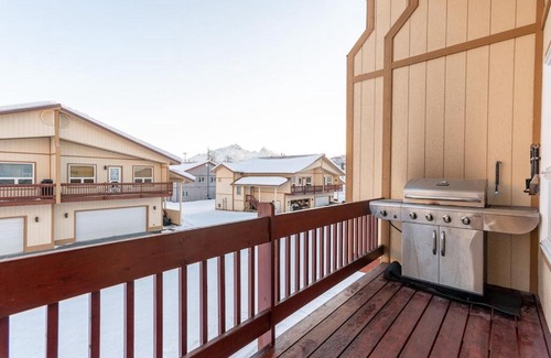 Valdez House | Snow Capital Suite - Sauna - Heated Garage
