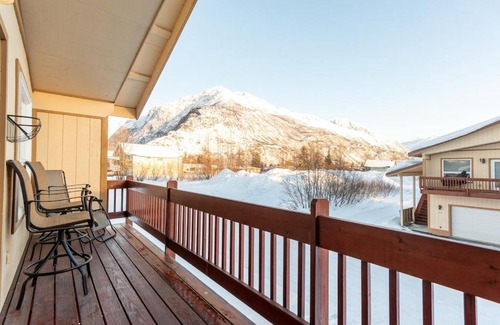 Valdez House | Snow Capital Suite - Sauna - Heated Garage