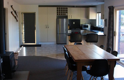 Ohakune House | Snow House: comfortable and spacious in Snowmass with spa pool.