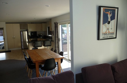 Ohakune House | Snow House: comfortable and spacious in Snowmass with spa pool.
