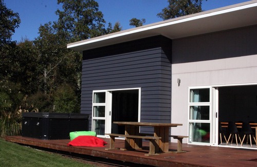 Ohakune House | Snow House: comfortable and spacious in Snowmass with spa pool.