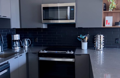 Revelstoke Condo | Snow Rodeo Suite Abode 2br w/Private Hot Tub!