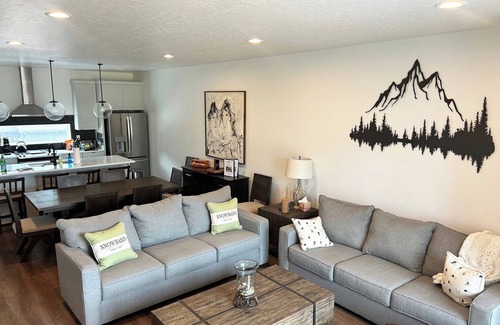 Mountain Green House | Snowbasin Chalet R5061 |Ski Escape|Firepit |Hot Tub