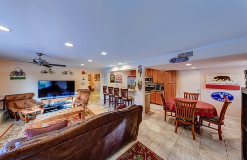 Central Mission Beach Condo | Snowbirds Welcome Beautiful Condo garage & patio close to beach & bay SUPER HOST