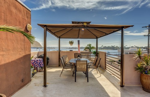 Central Mission Beach Condo | Snowbirds Welcome Beautiful Condo garage & patio close to beach & bay SUPER HOST