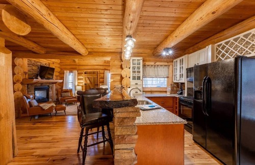 Slatyfork Farm House | Snowshoe View Log Cabin | Hot Tub & Mtn Luxury