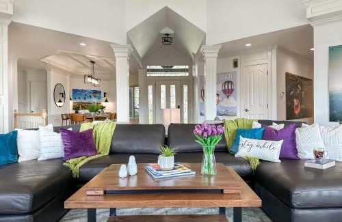 College Place House | Soaring Spirit - Hot Tub, Pool Table, Arcades, 2 kitchens