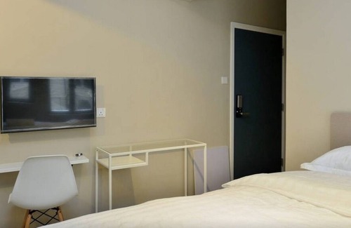 Sheung Wan Apartment | Soho Luxury Apt, New Reno *1B