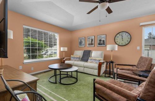 Keizer House | Solar Half-Plex with Chic Style in Country Glen