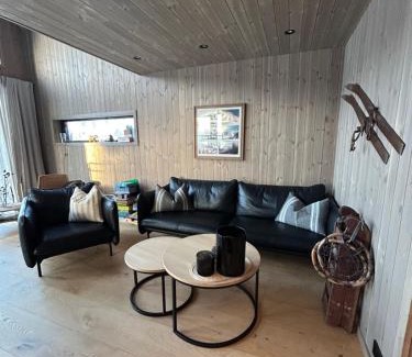 Fidjeland House | Soleiknuten Ålsheia Moderne Hytte i Naturskjønne Omgivelser