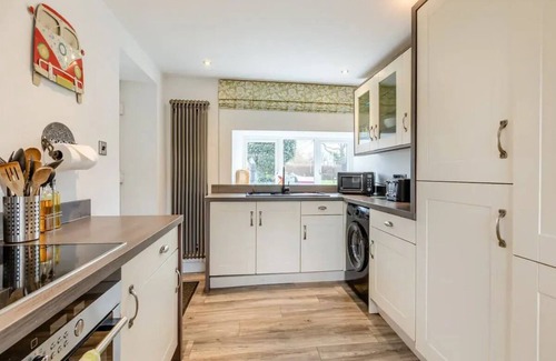 Compton Dundon Cottage | Somerset, detached cottage, large enclosed garden, outdoor dining, pet friendly!