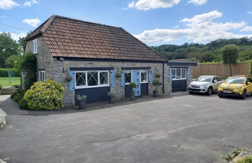 Compton Dundon Cottage | Somerset, detached cottage, large enclosed garden, outdoor dining, pet friendly!