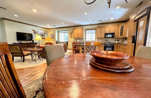 Mammoth Lakes Cabin | Sonenalp’s Charming Chalet: Luxury, Location & Relaxation Steps from Canyon