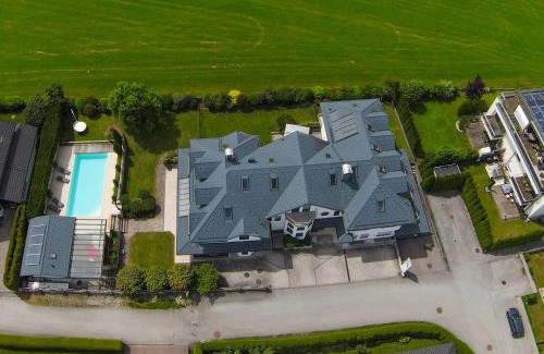 Seekirchen am Wallersee House | "SONNTAGSGLÜCK" - Premium Apartments Seekirchen, ruhiges Feriendomizil im Grünen, gemeinsamer Poolarea