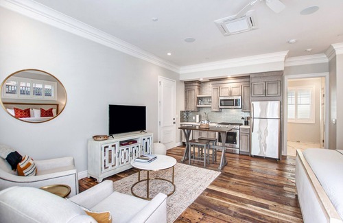 Sonoma House | Sonoma Bungalow Studio Suite 6 is located just steps from Historic Sonoma Plaza