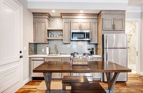 Sonoma House | Sonoma Bungalow Studio Suite 6 is located just steps from Historic Sonoma Plaza