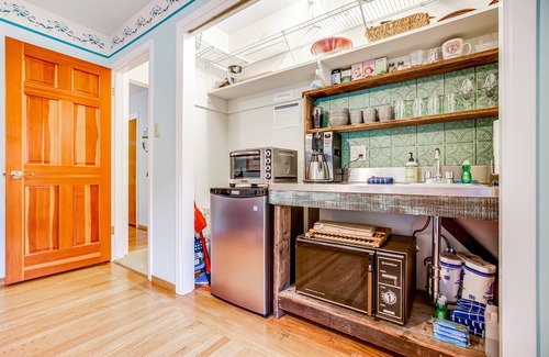 Santa Rosa House | Sonoma County stunner near wineries & parks with hot tub & garden - walkable