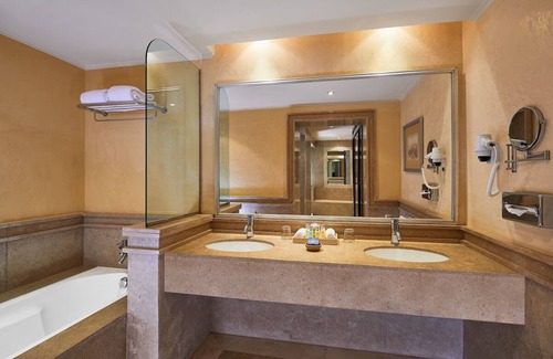 Makadi Bay Hotel | Soothing Spa Escape Steps from Makadi Beach | Luxurious Room with Outdoor Pool