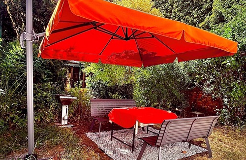 Giebichenstein Apartment | Sought-after residential area: 2 rooms, 4 beds, garden