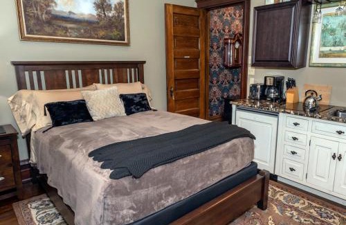 Scottdale Apartment | South Broadway Manor B&B - Near Fallingwater, Ohiopyle State Park, Hiking & Biking trails GAP