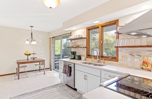 South St. Paul House | South Saint Paul 5 Bedroom - Kraft Gallery by Minne-Getaway