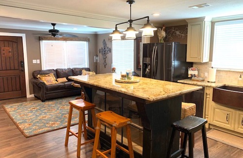 Chilton House | Southern Comforts - Beautiful Country view. 20 minutes from Baylor/Magnolia