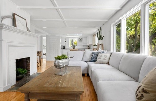 Newbury House | Southern Serenity 5 Min Walk to Beach Patio